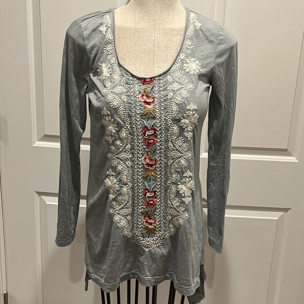 Johnny Was sz M long sleeve Cotton/polyester blend embroidered front